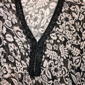 Chic Black and White Floral Blouse PTP 22"